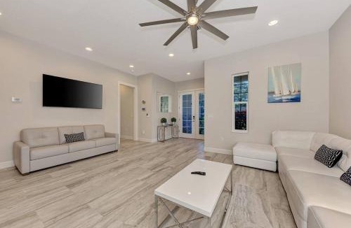Gillespie Park House | Courtyard Home with Pool, Spa & Sauna close to Beach & City Center
