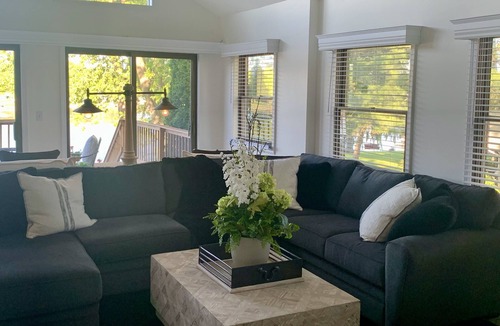Fenton House | Cozy Lakefront home