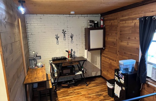 Fenton Cabin | Cozy studio cabin in charming Fenton near Cider Mills and Trails!