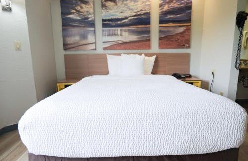 Flint Hotel | Days Inn by Wyndham Flint/Bishop International Airport