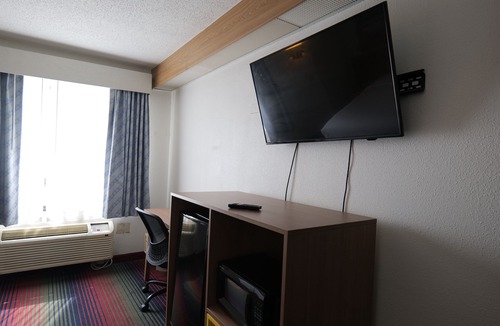 Flint Hotel | Days Inn by Wyndham Flint/Bishop International Airport