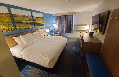 Watertown Hotel | Days Inn by Wyndham Johnson Creek