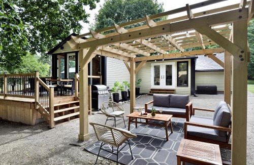 Bayham Villa | Disconnect From Reality/River House/Hot Tub/Pet Friendly