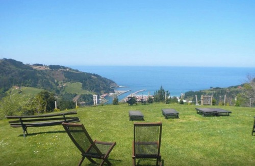 Deba Apartment | 'Double Room 1' with Mountain Views, Private Garden and Wi-Fi