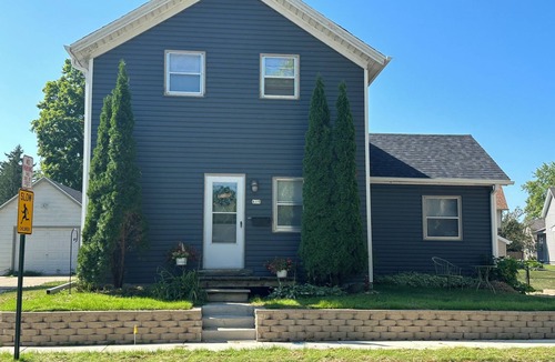 Oconomowoc House | Downtown Lake Country Oconomowoc with River View