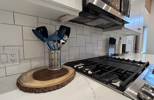 Rossland House | Eco-Luxury Mountain House & Suite - 2 mins to Red Mountain