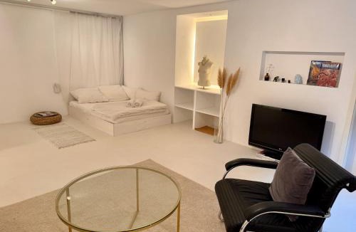 Hasenbergl-Lerchenau Ost Apartment | Eigene Souterrain Keller Wohnung nähe Olympiapark - von privat