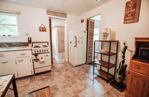 Arkdale Cabin | Enchanting bee inspired 2-bedroom cabin in Arkdale