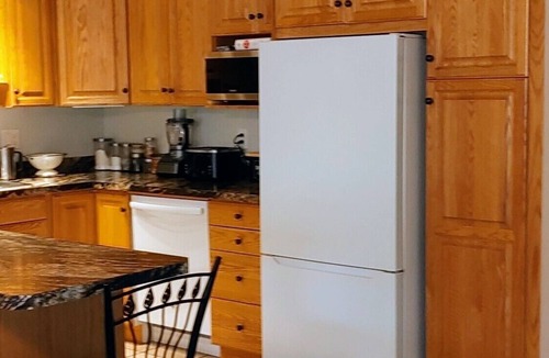 Okanagan-Similkameen Condo | Executive Lakeshore Condo bordering the lake, the KVR trail and Lions Gardens.