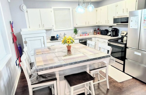 Greensboro House | Extreme Comfort 3BD/2BA Cozy Home Near Downtown, Colleges, Tanger, Coliseum