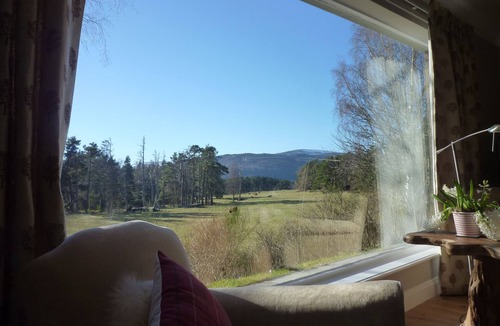 Coylumbridge Villa | Fabulous location, luxury lodge for 8+2 in cots, hot tub, garden, garage, dogs