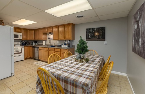Goreville House | Family Friendly- 3 Kayaks + Canoe + 2 Kitchens