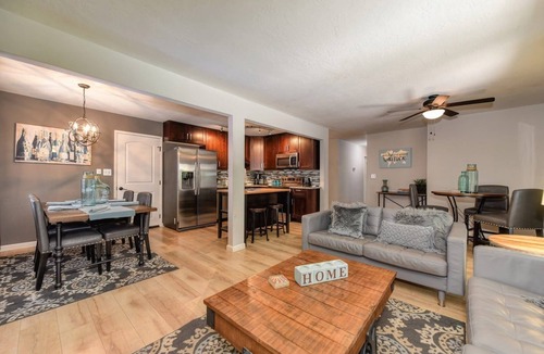Southeastern Sacramento House | FieldOnBlue Large Yard Grill, Garage, close to Downtown, Golden One, UC Davis