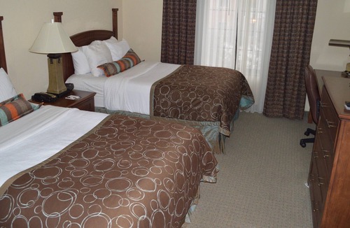 Oconomowoc Condo | Free Breakfast. Pool. Gym. Close to Aurora Medical Center!