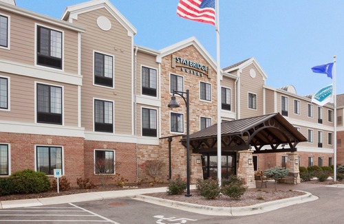 Oconomowoc Condo | Free Breakfast. Pool. Gym. Close to Aurora Medical Center!