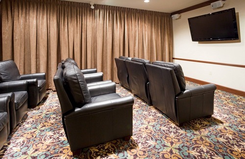Oconomowoc Condo | Free Breakfast. Suite Near Aurora Medical Center!