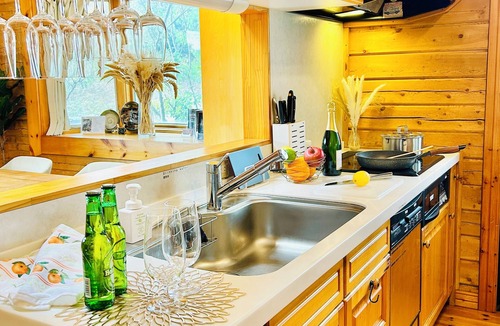 Sano Cabin | Fully equipped with wood stove, large projector, hammock, board games, toys, and other amenities for a comfortable stay! Modern log house, 17 minutes from Ashikaga Flower Park!