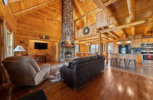 Logan Cabin | Fun Private Lodge for 18 Pool Pond Hot Tub