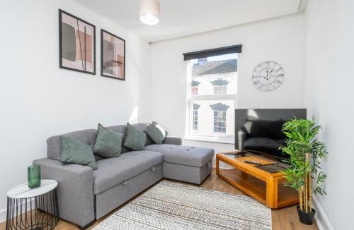 Stroud Apartment | Gloucester Street Nest - 3BR Flat for 6 Guests