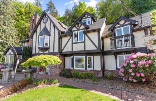 Chilliwack House | Grand English Style Home