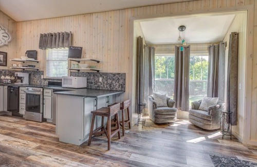 Logan Cottage | Heart of the Hocking Hills centrally located to hiking trails, lake and shopping