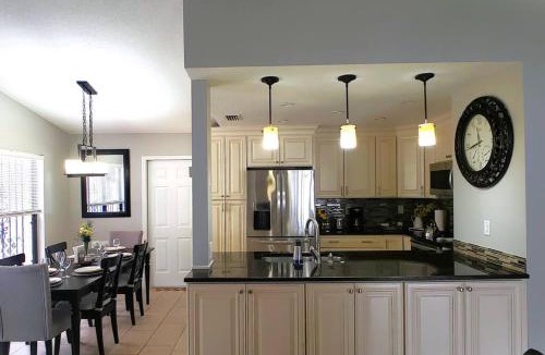 Country Oaks House | Hidden Gem Home in Sarasota, UTC Mall, Nathan Benderson Park, Siesta Key Beach