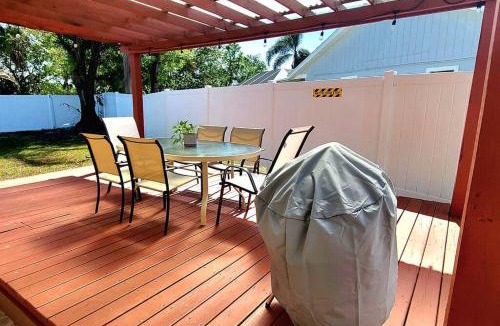 Country Oaks House | Hidden Gem Home in Sarasota, UTC Mall, Nathan Benderson Park, Siesta Key Beach