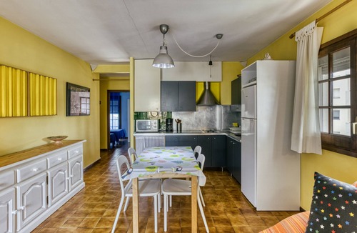 L'Escala Apartment | Holiday Apartment "Amarres" with Shared Pool, Balcony & Wi-Fi