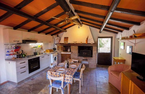 Gavorrano House | Holiday home at the edge of the forest with parking