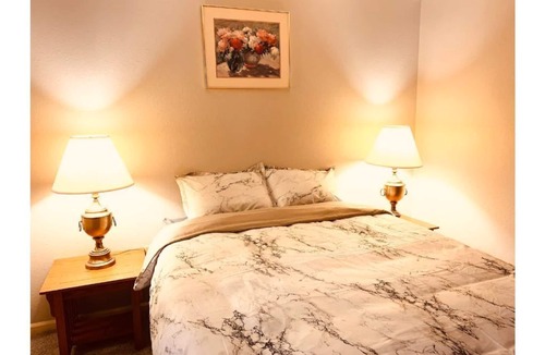 Fenton Condo | Home Away From Home Near Downtown Fenton