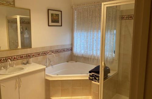 Swan Hill House | HOSTS offer HOME STAY on HIGH Queen Bed -Private Home -Private Bathroom