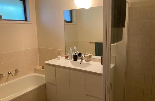 Swan Hill House | HOSTS offer HOME STAY on HIGH Queen Bed -Private Home -Private Bathroom