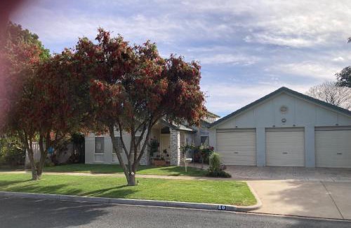 Swan Hill House | HOSTS offer HOME STAY on HIGH Queen Bed -Private Home -Private Bathroom