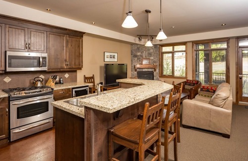 Rossland Condo | Hot tub with Mountain View, Quick Walk to Lifts!