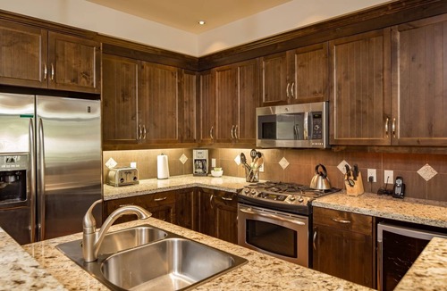 Rossland Condo | Hot tub with Mountain View, Quick Walk to Lifts!
