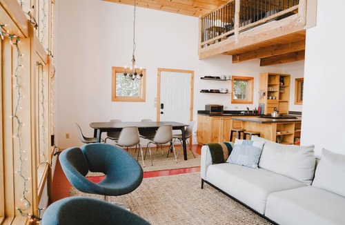 Hyak Ski Chalet | Hyak Hideout 3-bedroom chalet in welcoming Snoqualmie Pass with WiFi