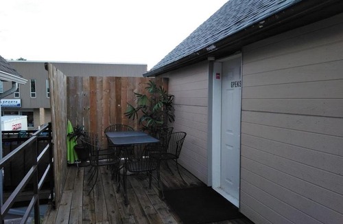 Hull Apartment | Ideally located studio & private rooms