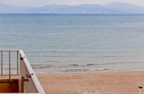 L'Escala Apartment | L'escala: Apartment AT THE SEASIDE
