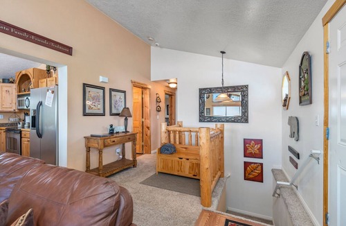 Sweetwater Cabin | Lake View, AC, EV 240V Charger, Yard, Ideal Beach Pass