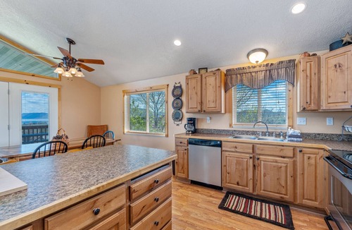 Sweetwater Cabin | Lake View, AC, EV 240V Charger, Yard, Ideal Beach Pass