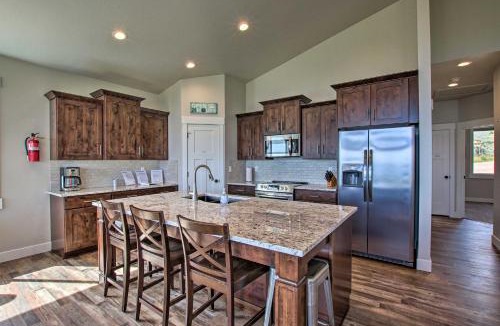 Sweetwater House | Lake-View Escape with Private Beach Resort Access!
