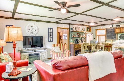 Hardy House | Less Than half Mi to Lake Secluded Gem in Cherokee Village