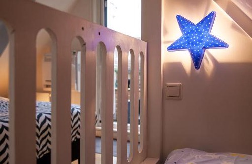 Binnenstad-Oost Apartment | Loge 10 free parkingspot - shippershouse with kitchen and bar