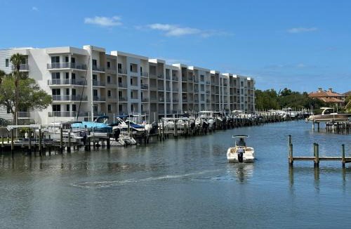 Central Sarasota House | Luxury 2 Bed 2 Bath Waterfront Condo with Patio Sunsets Gym and Parking