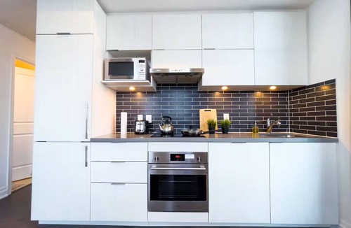 Markham Apartment | Luxury Corner View Penthouse Downtown Markham