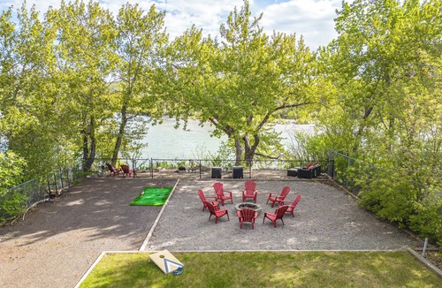 Northwest Calgary House | Luxury Family Home on the Bow - 5BR, Yard, more!