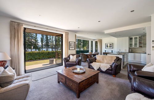 Wanaka House | Luxury Lakefront Home with Sensational Views