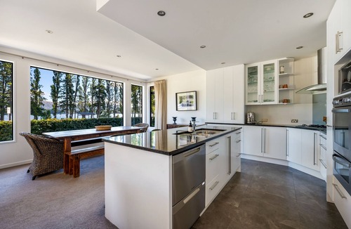 Wanaka House | Luxury Lakefront Home with Sensational Views