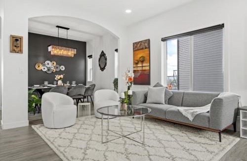 Kincora House | LUXURY LAKEVIEW HOME - 2500sqft of private space with 5 Beds, 4 Bath, 2 Living Rooms, Kitchen, AC, Jacuzzi, 10 Guests Max, Basement Not Included, 18-min to Airport, 20-min to Downtown, 80-min to Banff
