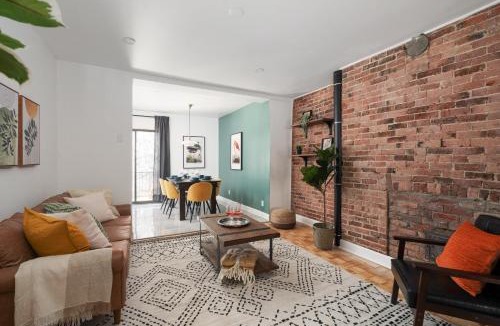 Ville-Marie Apartment | Luxury Old Montreal Parking with Yard Patio 10 Guests
